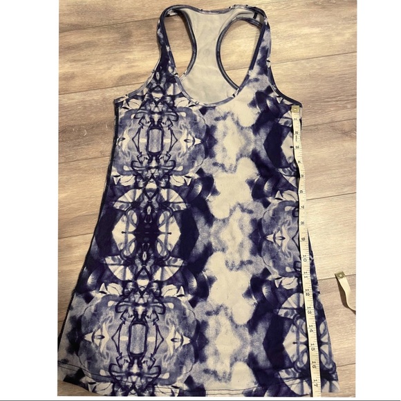 Lululemon blue and white patterned razor back tank top Size 4 - Picture 4 of 7